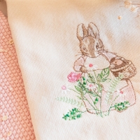 Maman lapine dans les fleurs