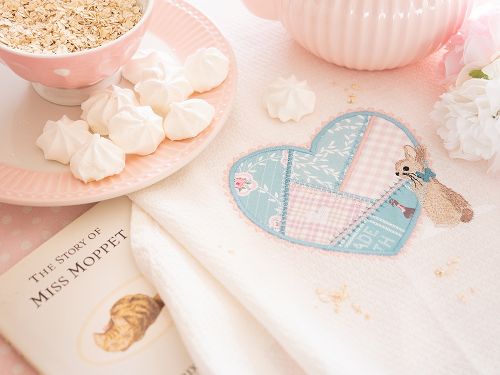 Tea Towel - Elégante lapine et coeur appliqué