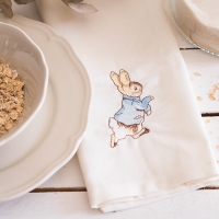 Pierre Lapin qui court vers son terrier