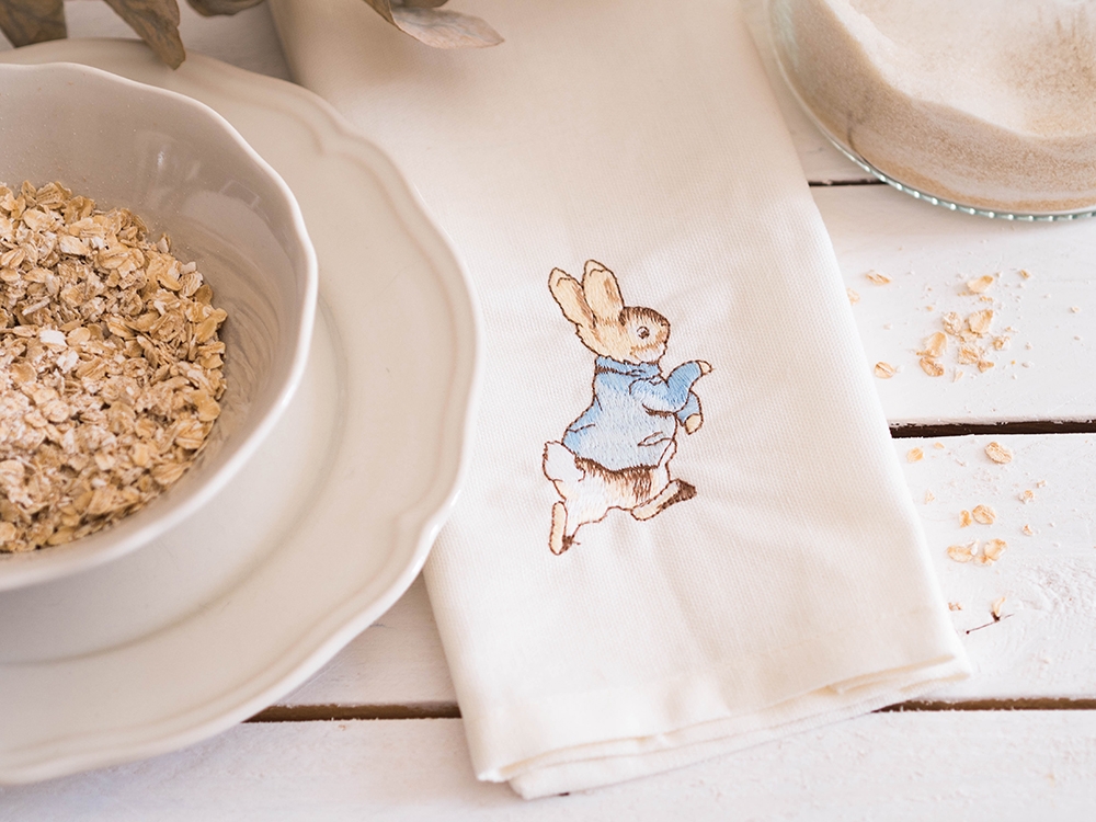 Serviette de table en coton - Pierre Lapin qui court vers son terrier