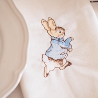 Pierre Lapin qui court vers son terrier