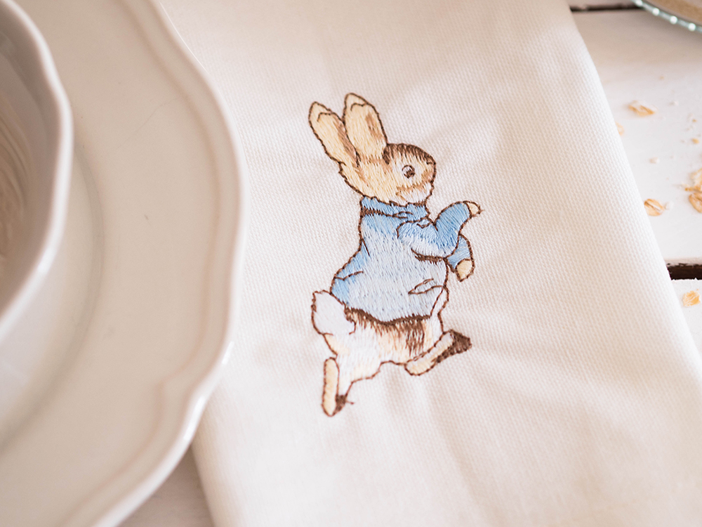Pierre Lapin qui court vers son terrier