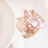 Les soeurs de Pierre Lapin à l'heure du thé
