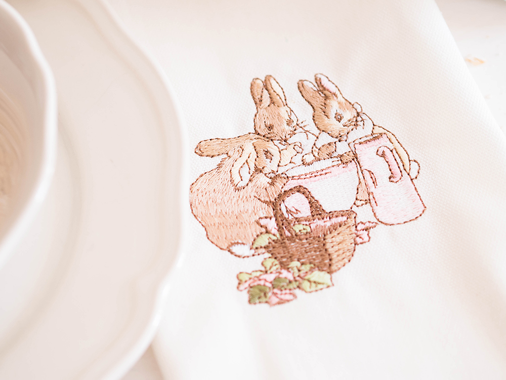 Les soeurs de Pierre Lapin à l'heure du thé