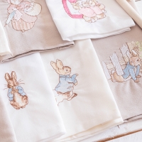 Les soeurs de Pierre Lapin à l'heure du thé