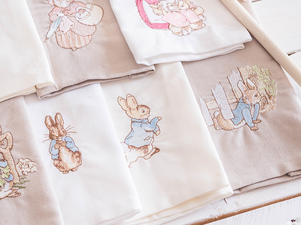Les soeurs de Pierre Lapin à l'heure du thé