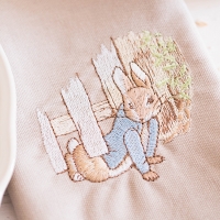 Pierre Lapin se faufile chez Mc Gregor