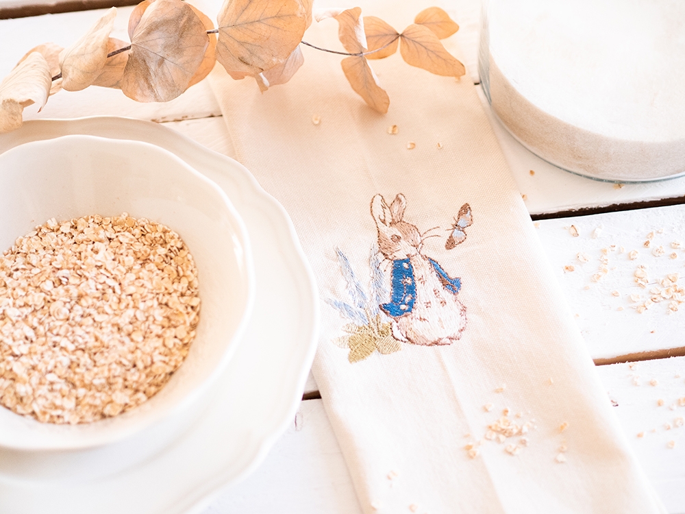 Serviette de table en coton - Pierre Lapin se promène au jardin