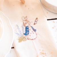 Pierre Lapin se promène au jardin