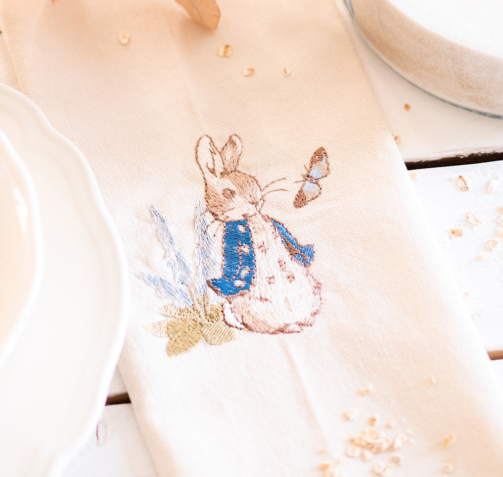 Pierre Lapin se promène au jardin