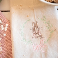 Pierre Lapin dans couronne romantique