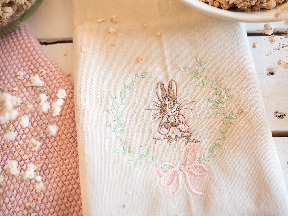 Pierre Lapin dans couronne romantique