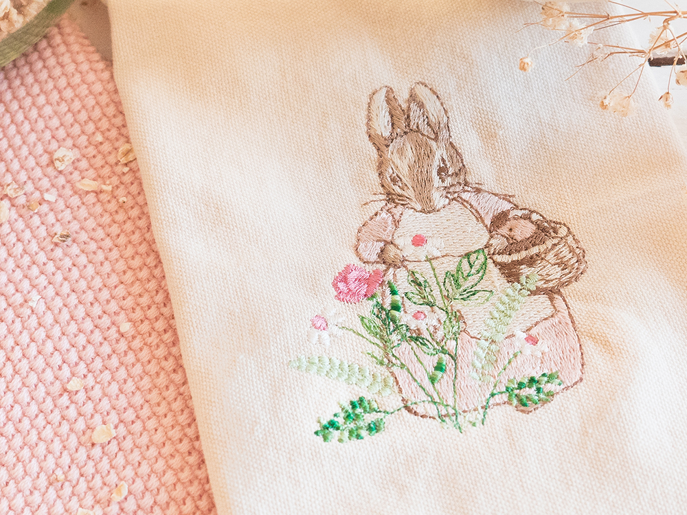 Joséphine va cueillir des fleurs