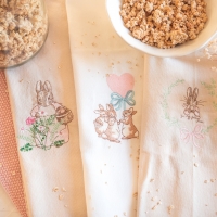 Pierre Lapin dans couronne romantique