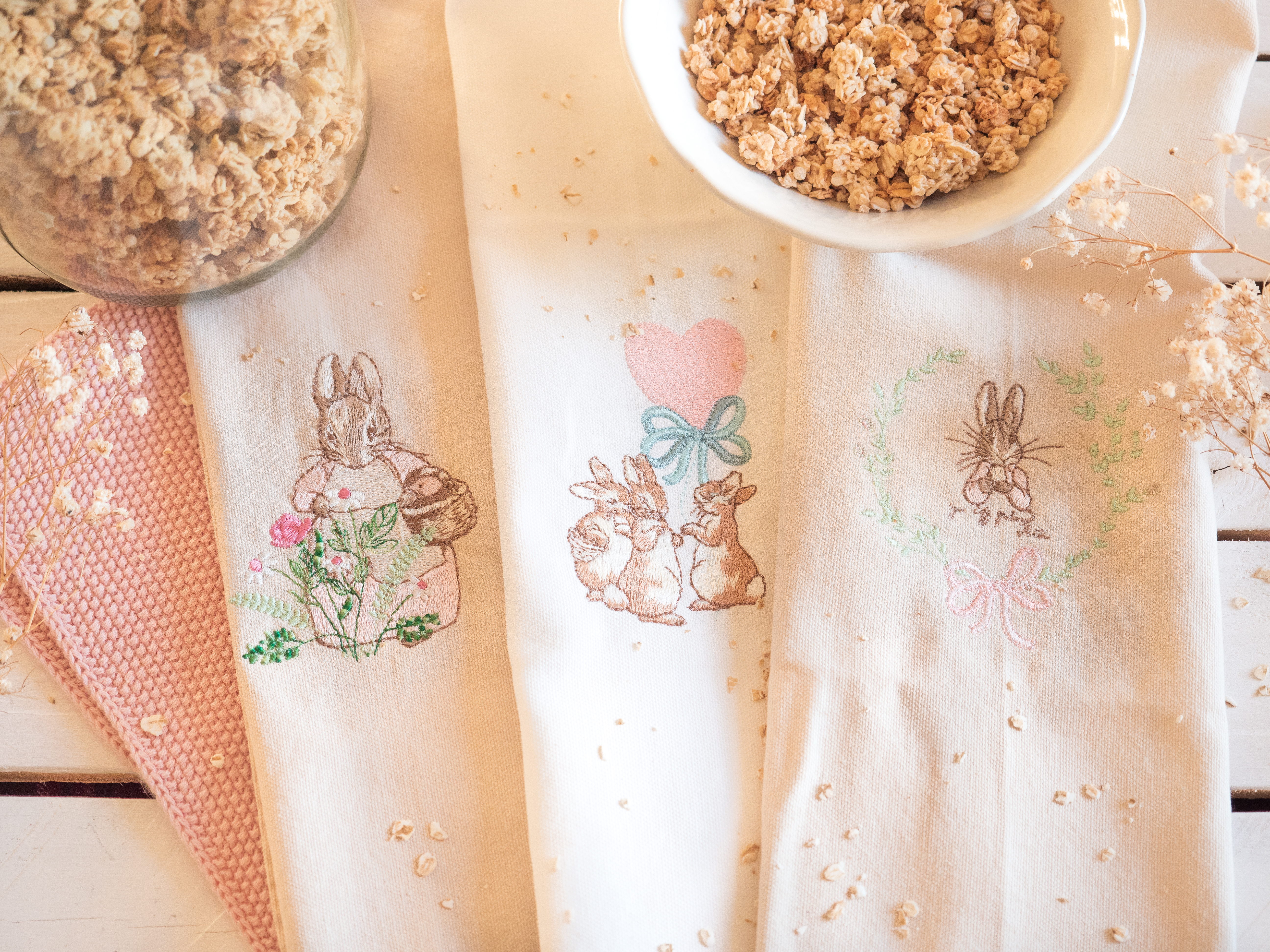 Pierre Lapin dans couronne romantique
