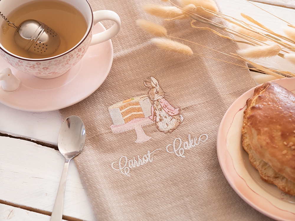 Tea Towel - Le Carrot Cake de Peter Rabbit