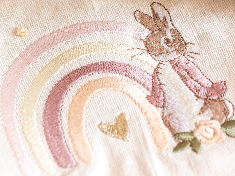 Lapin au pied de l' Arc-en-ciel