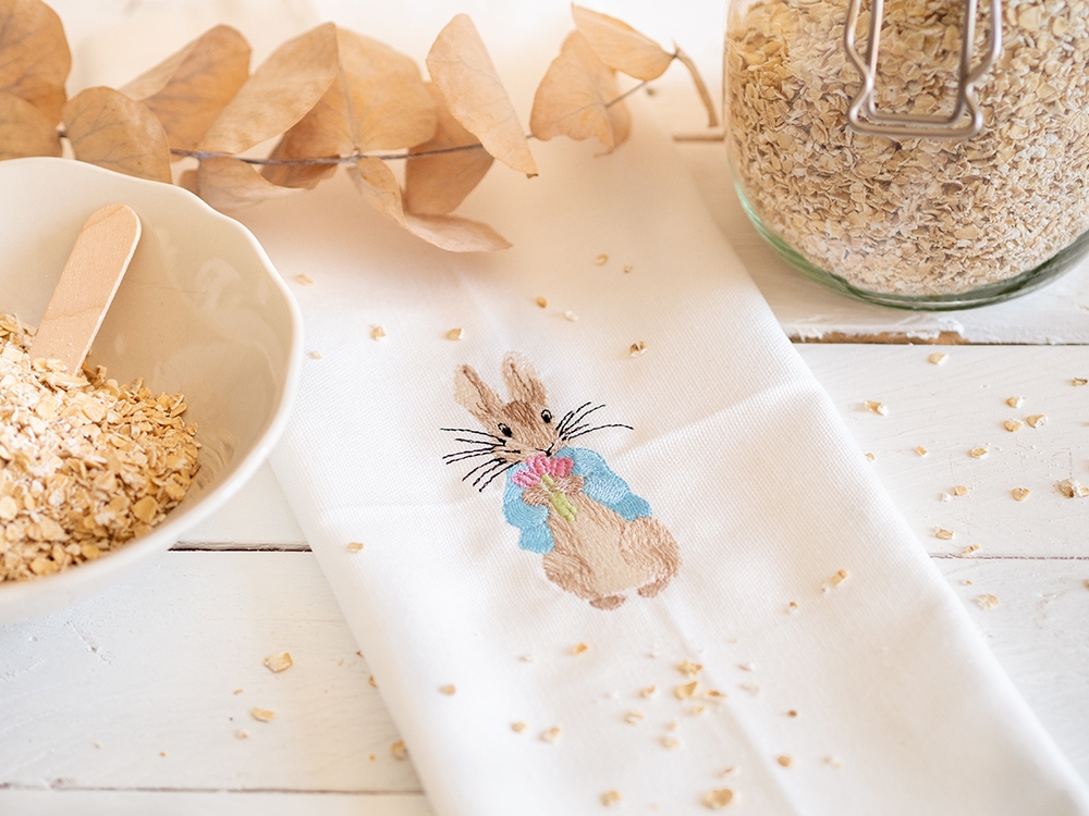 Serviette de table en coton - Pierre Lapin et le bouquet de tulipes