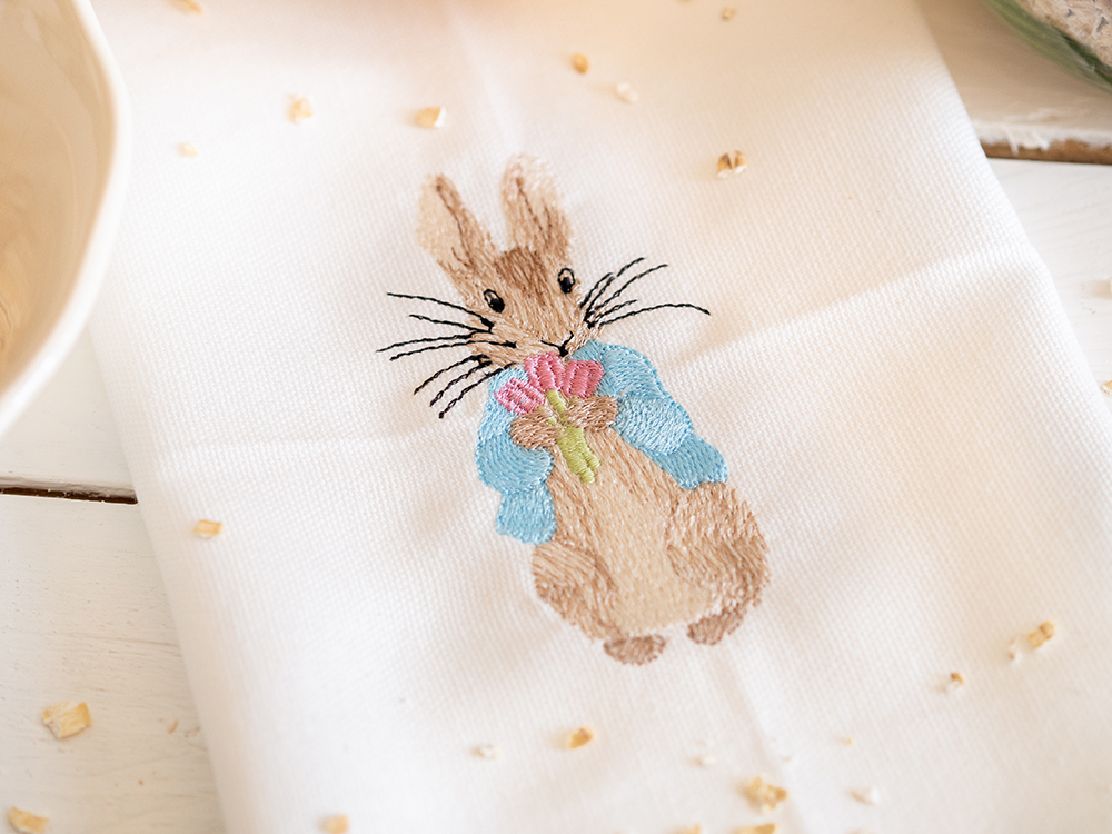Pierre Lapin et le bouquet de tulipes
