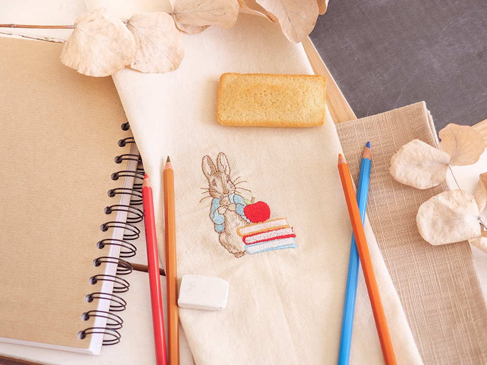 Serviette de table en coton - Pierre Lapin à l'école