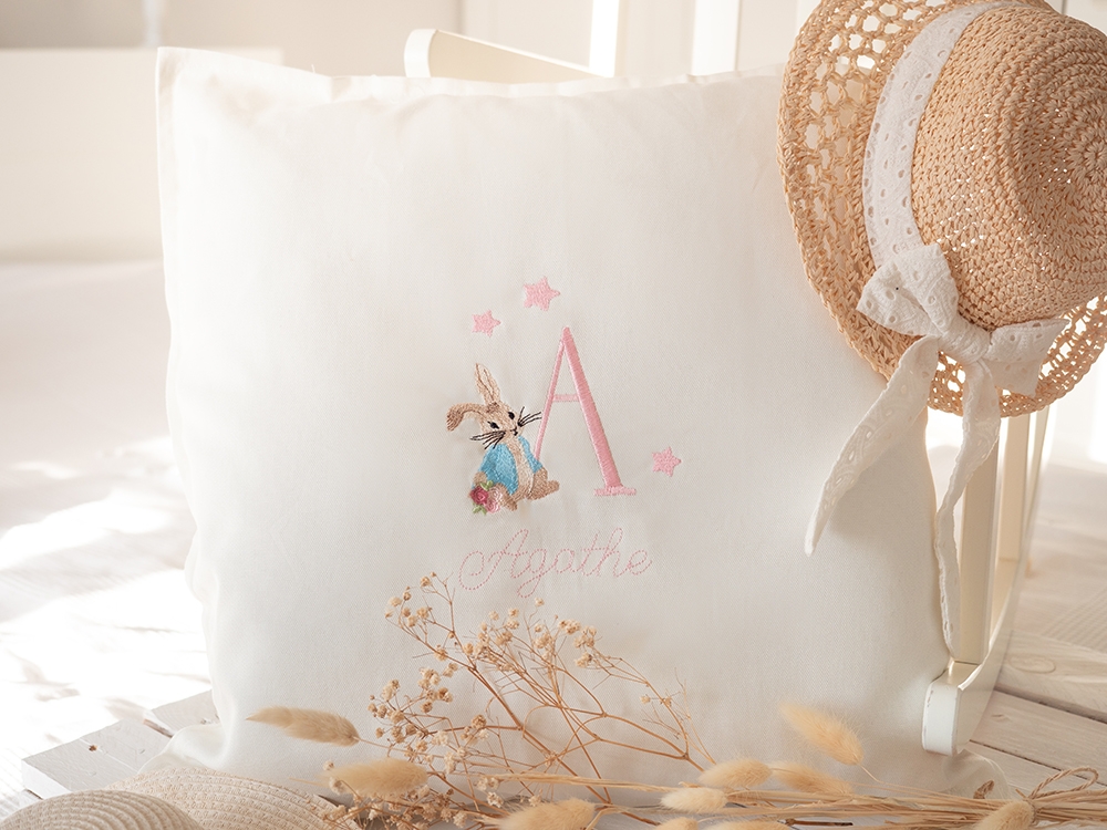 Coussin - Lapin assis dans les fleurs