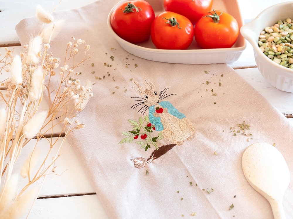 Tea Towel - Pierre Lapin cueille des tomates