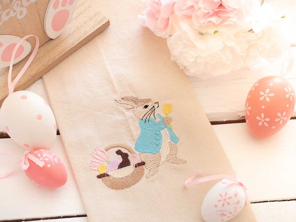 Serviette de table en coton - Pierre Lapin et la chasse aux oeufs