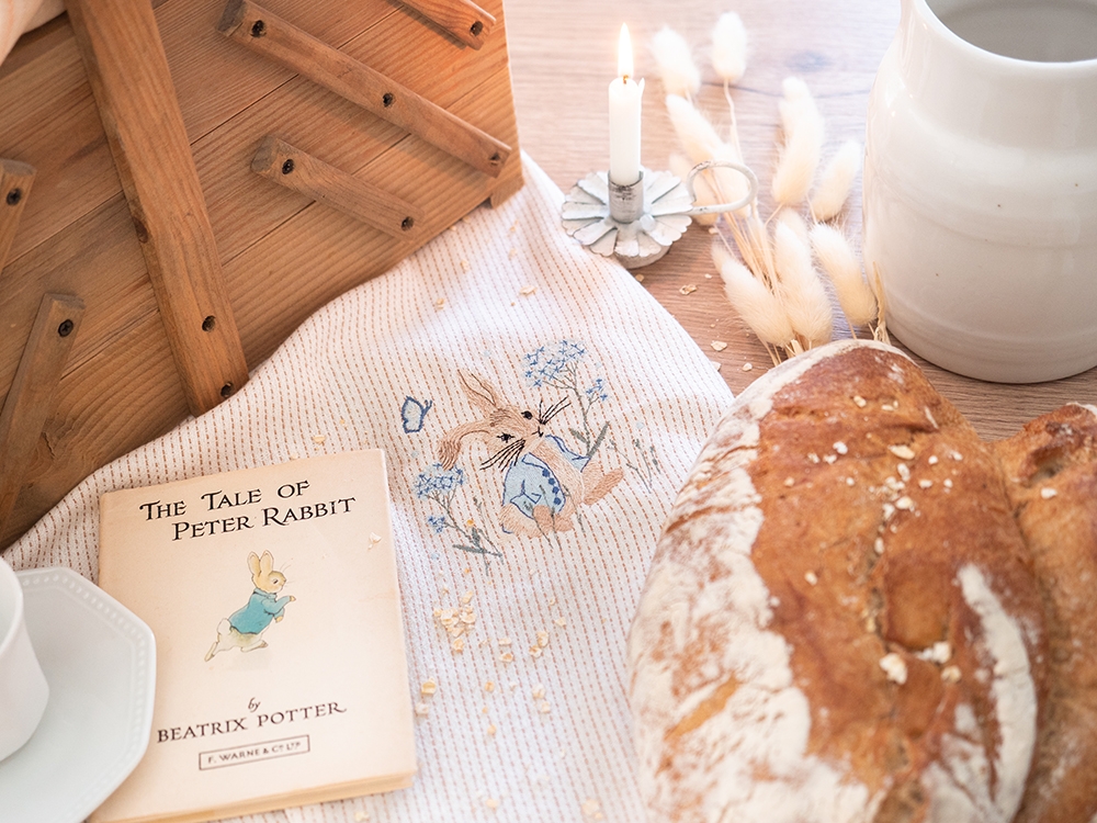 Tea Towel - Pierre Lapin dans les hortensias