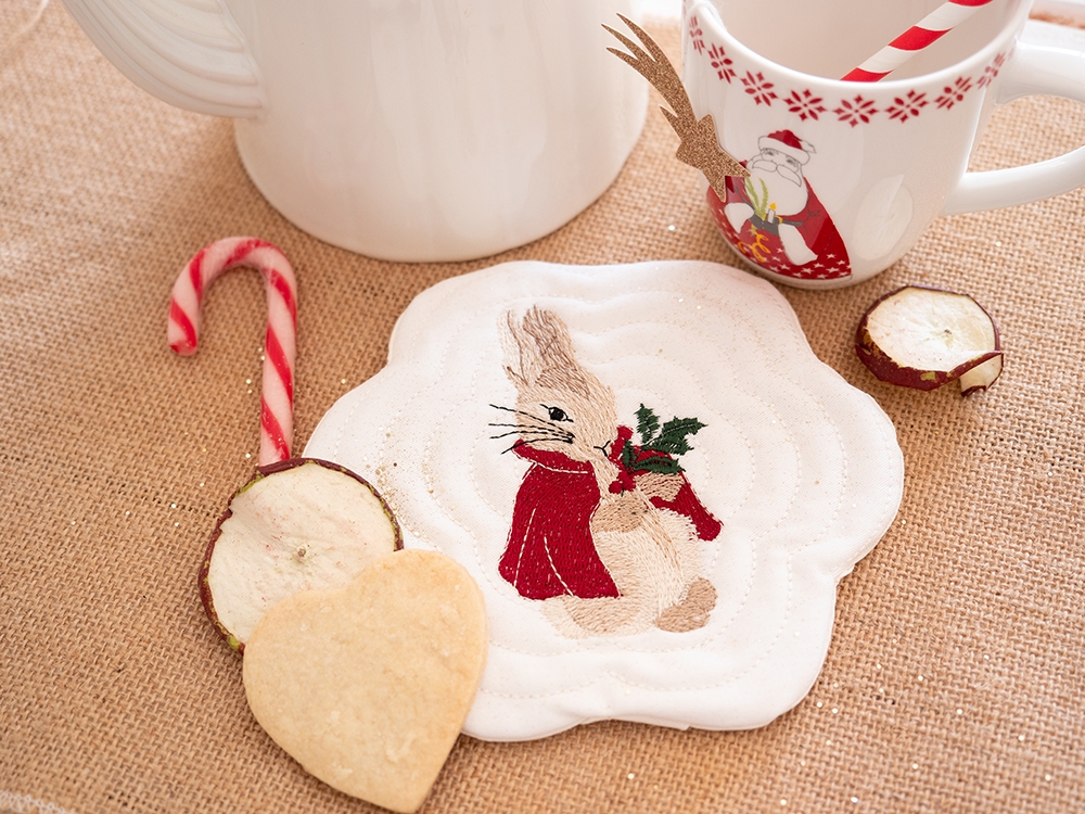 Sous tasse / mug rug brodé - Pierre et la branche de houx