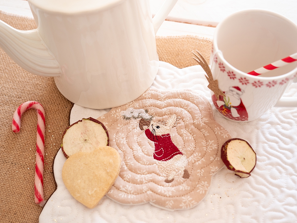 Sous tasse / mug rug brodé - Pierre attrape la pomme de pin