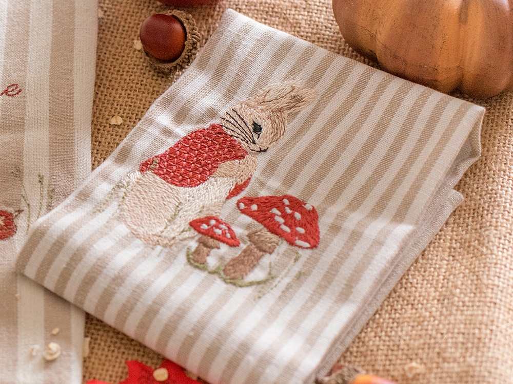 Serviette de table en coton - Pierre Lapin admire les champignons
