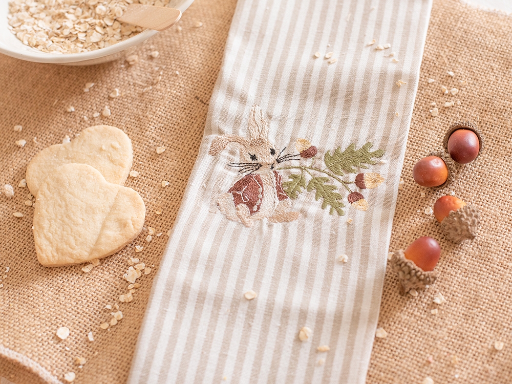 Serviette de table en coton - Pierre Lapin et les noisettes