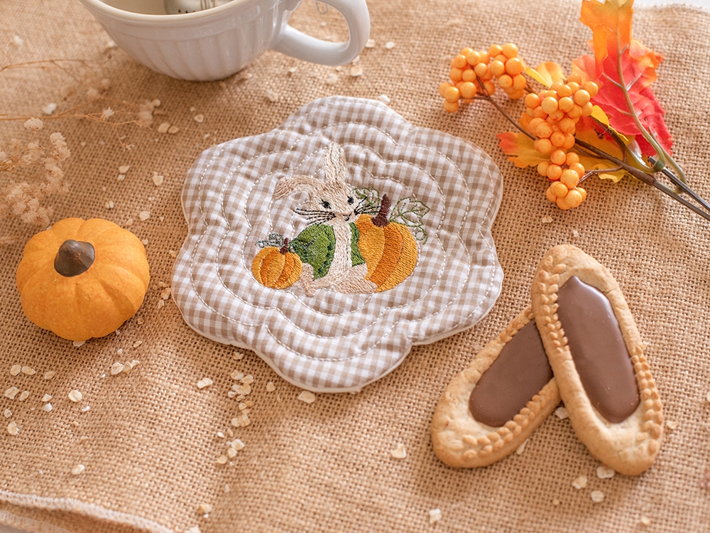 Sous tasse / mug rug brodé - Pierre et les citrouilles