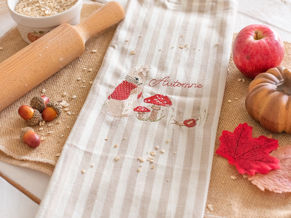 Tea Towel - Pierre Lapin se promenant dans les champignons