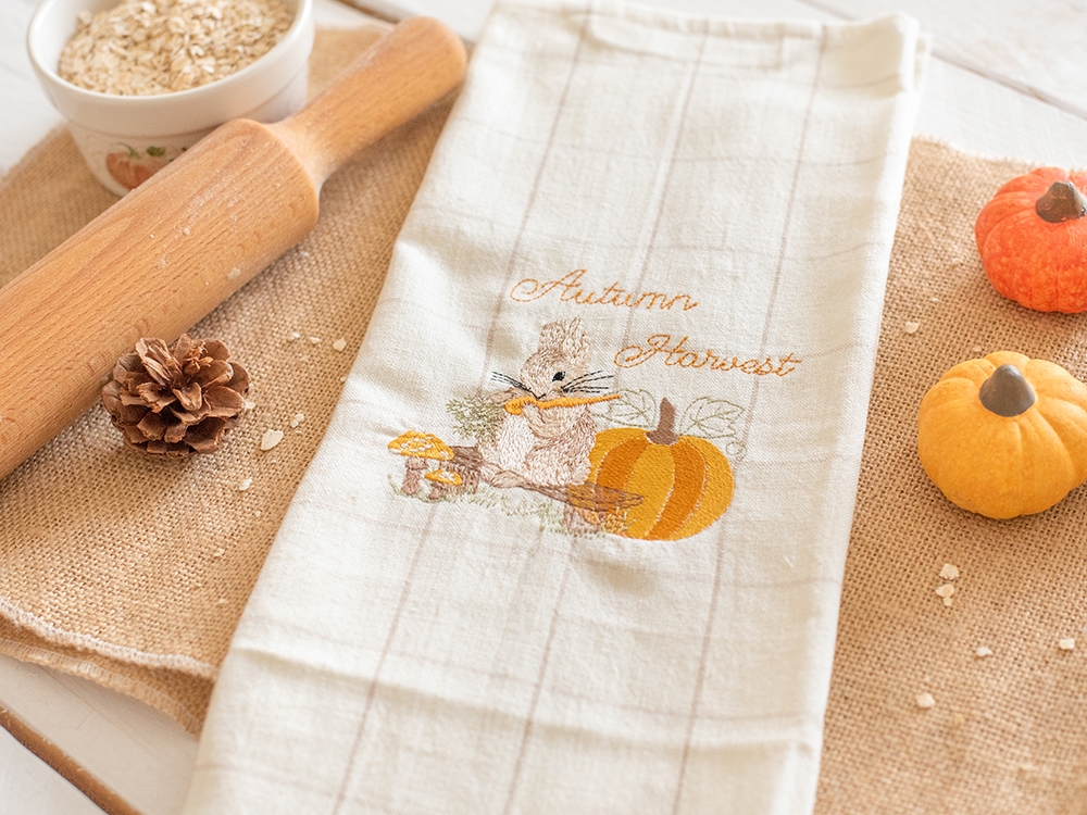 Tea Towel - Pierre Lapin après la récolte d'automne