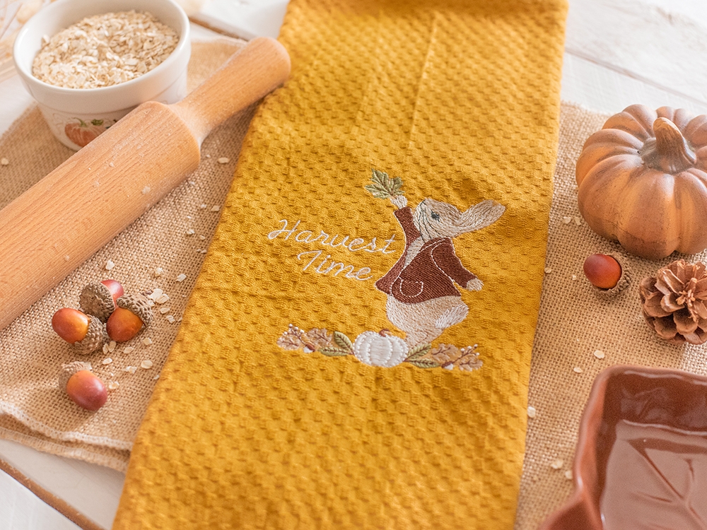 Tea Towel - Pierre Lapin et le temps de la récolte