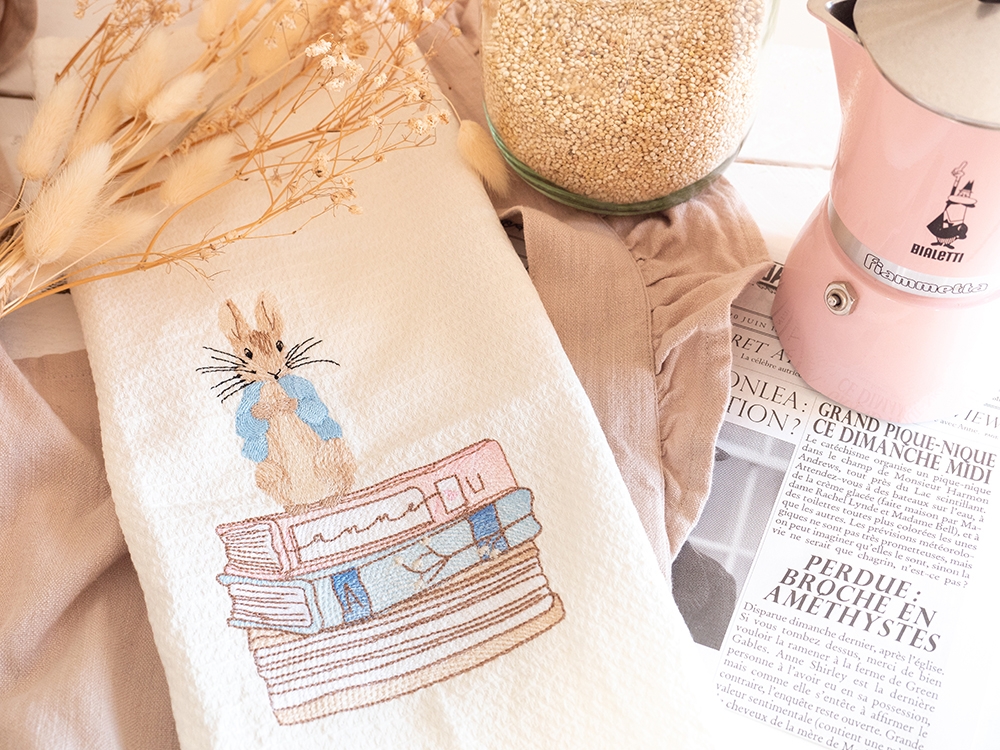 Tea Towel - Lapin et le livre d'Anne de Green Gables