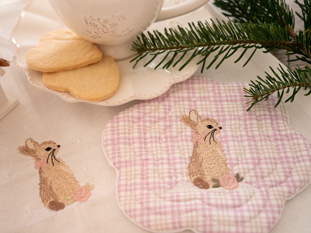 Sous tasse / mug rug brodé - Elégante lapine dans la neige