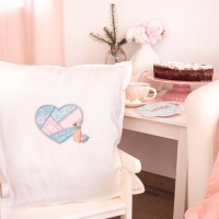 Elégante lapine et coeur appliqué