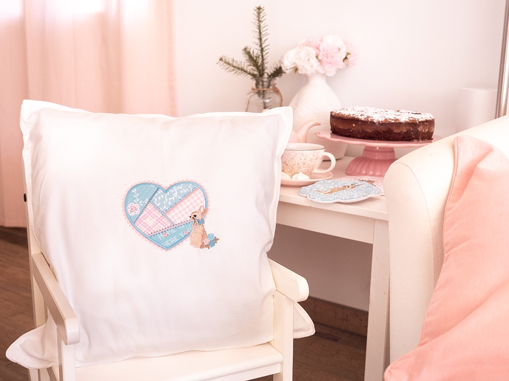 Coussin - Elégante lapine et coeur appliqué