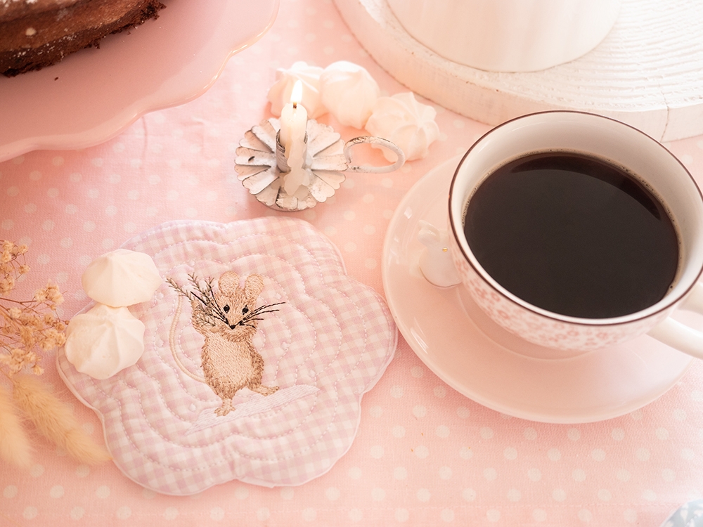 Sous tasse / mug rug brodé - Une gentille souris dans la neige