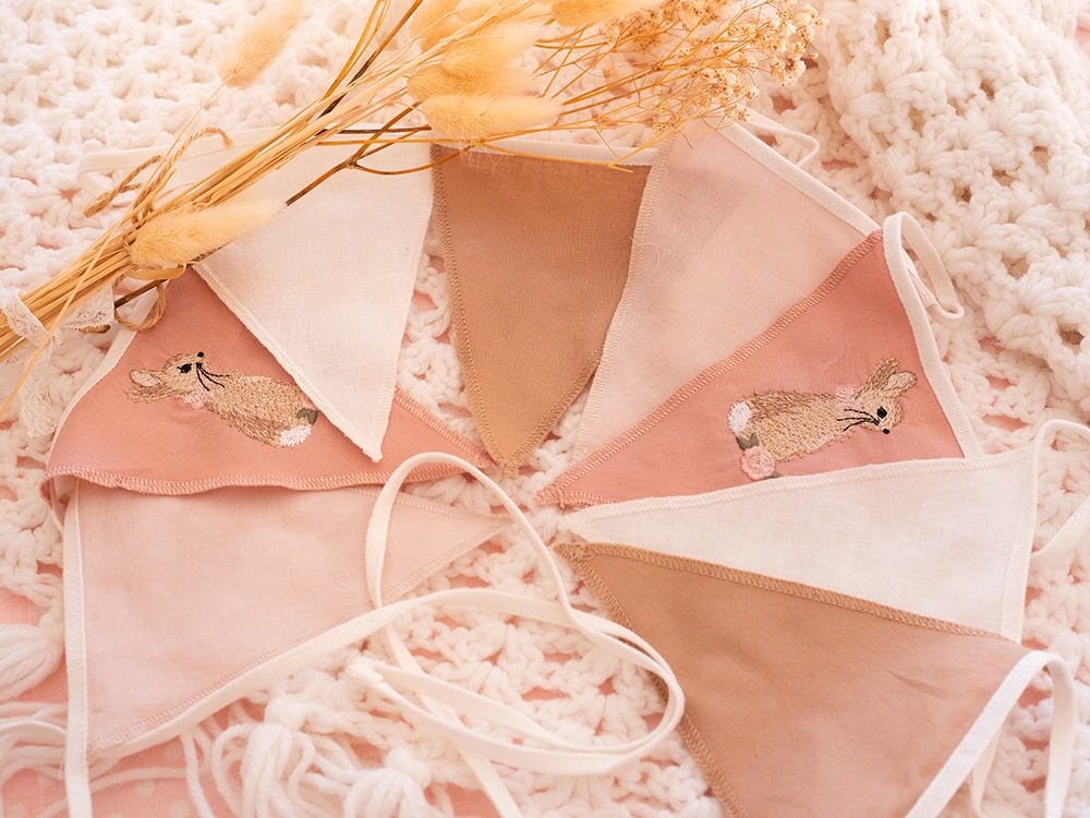 Petit Lapin et fanions rose