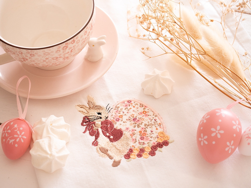 Serviette de table en coton - Pierre Lapin et le gros oeuf de Pâques