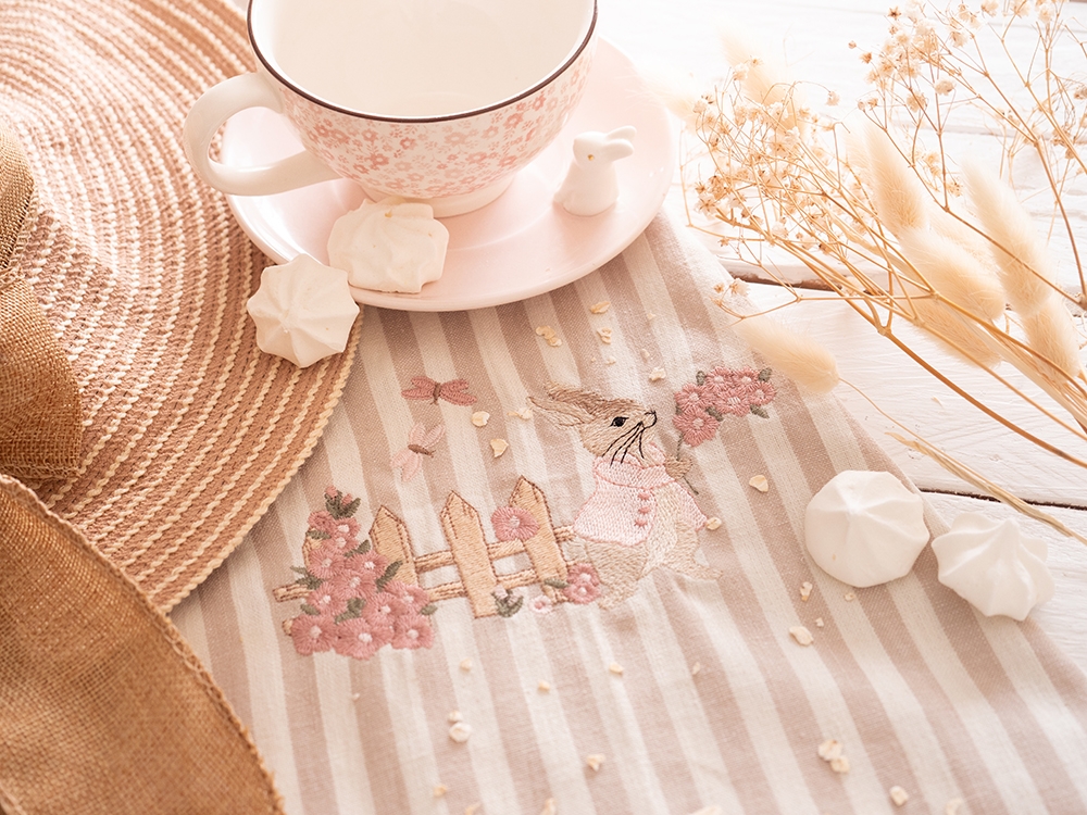Tea Towel - Pierre Lapin et la branche fleurie