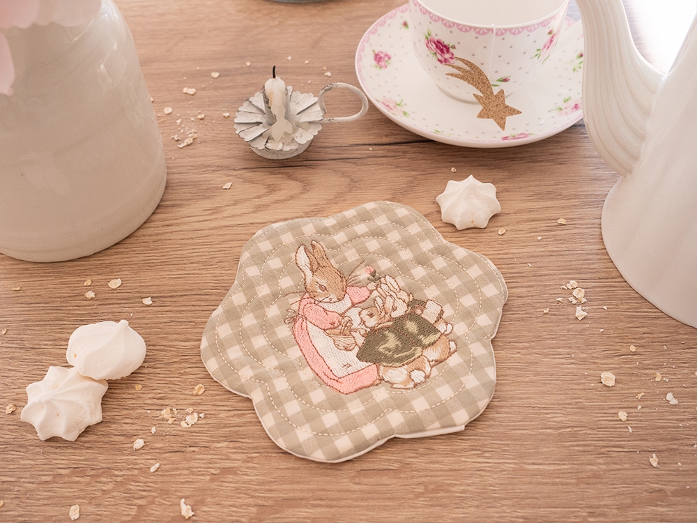 Sous tasse / mug rug brodé - Maman et ses lapinettes