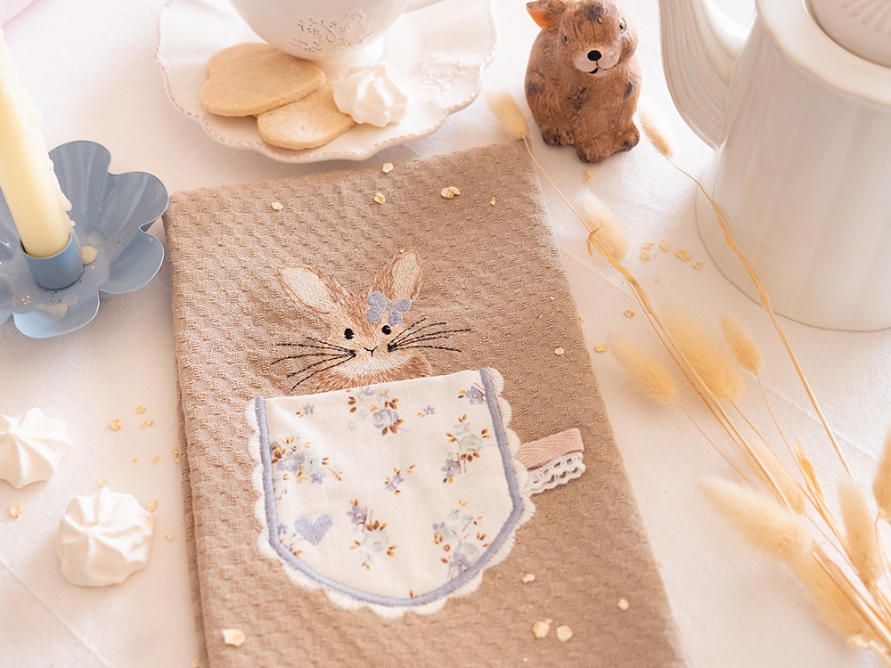 Tea Towel - Petit lapin dans la poche fleur bleu