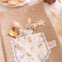 Petit lapin dans la poche fleur bleu