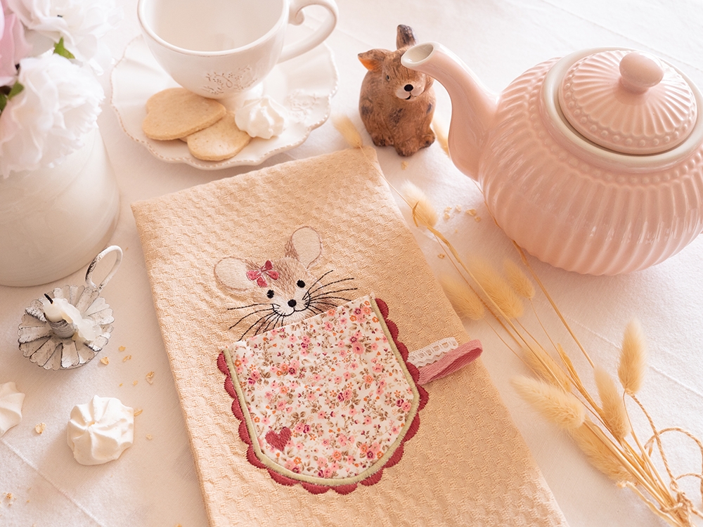 Petite souris dans la poche fleur printemps