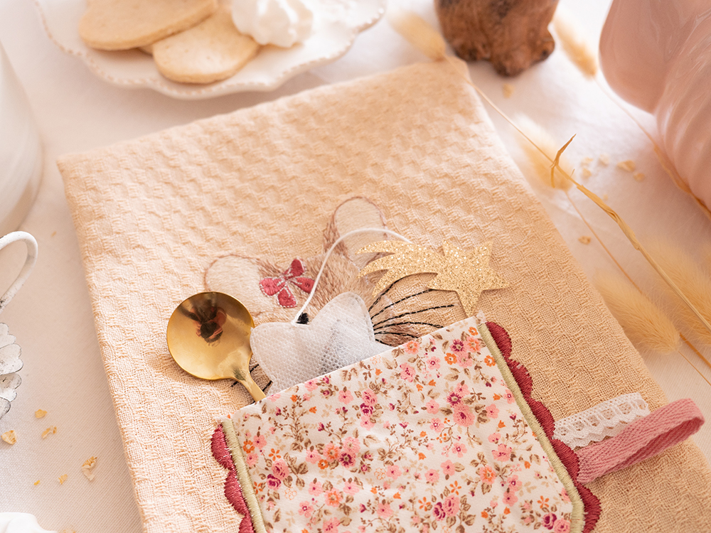 Petite souris dans la poche fleur printemps