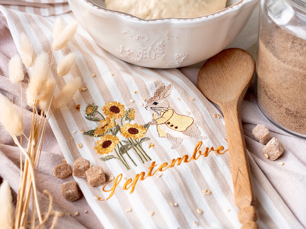 Tea Towel - Septembre - Pierre Lapin et les tournesols